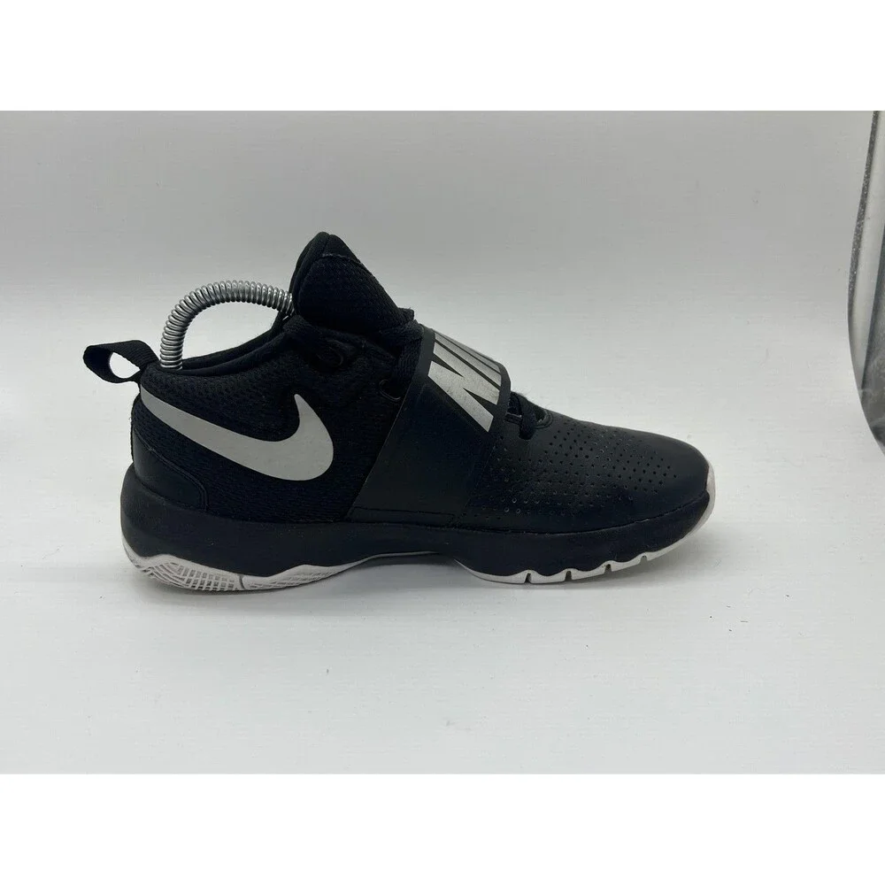 Nike Team Hustle D8 Shoes Youth Size 7Y Black Low Top Basketball 881941-001